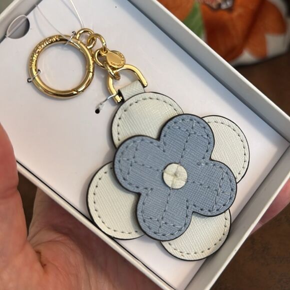 MICHAL KORS CLOVER BAG CHARM KEYCHAIN PURSE FOB LEATHER WHITE BLUE GOLD NWT BOX - Picture 4 of 12